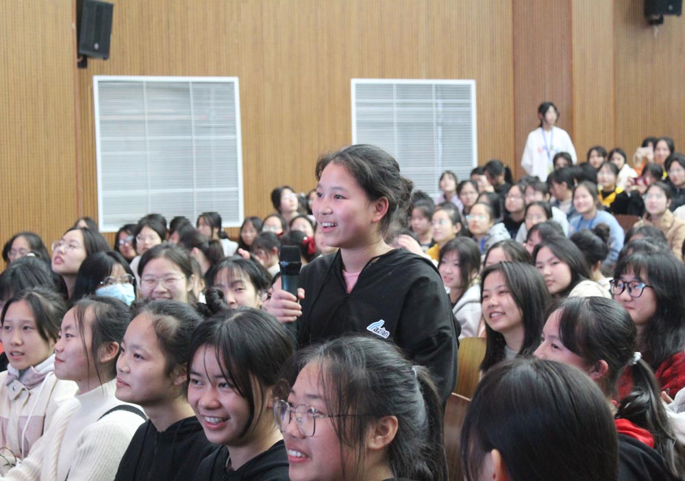 自知•自爱•自律——正规博彩网站耒阳学院举行女生专题教育讲座