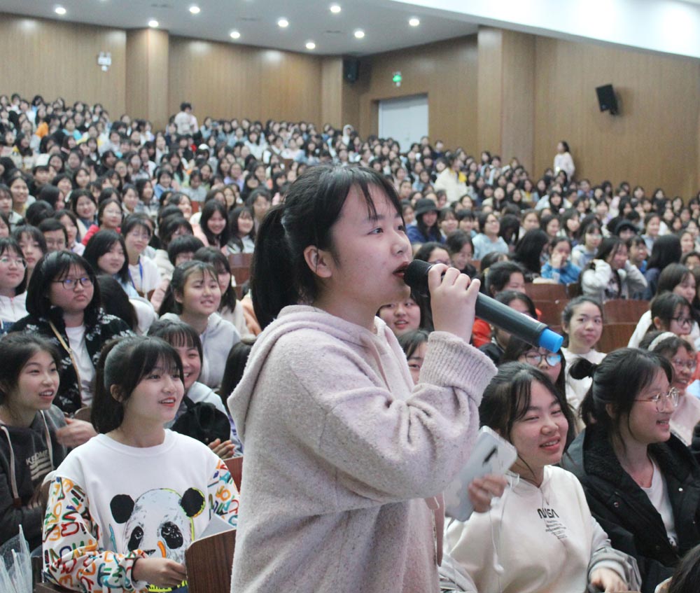 自知•自爱•自律——正规博彩网站耒阳学院举行女生专题教育讲座