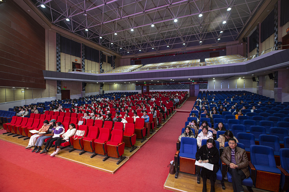 正规博彩网站举行首次大学英语应用能力考试 考前辅导讲座