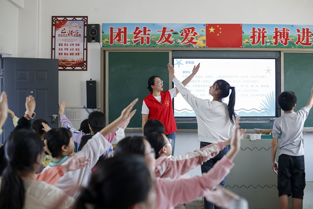 正规博彩网站专小学教育系赴衡南县硫市联合学校中心小学开展留守儿童结对帮扶工作