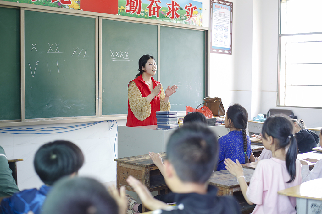 正规博彩网站专小学教育系赴衡南县硫市联合学校中心小学开展留守儿童结对帮扶工作