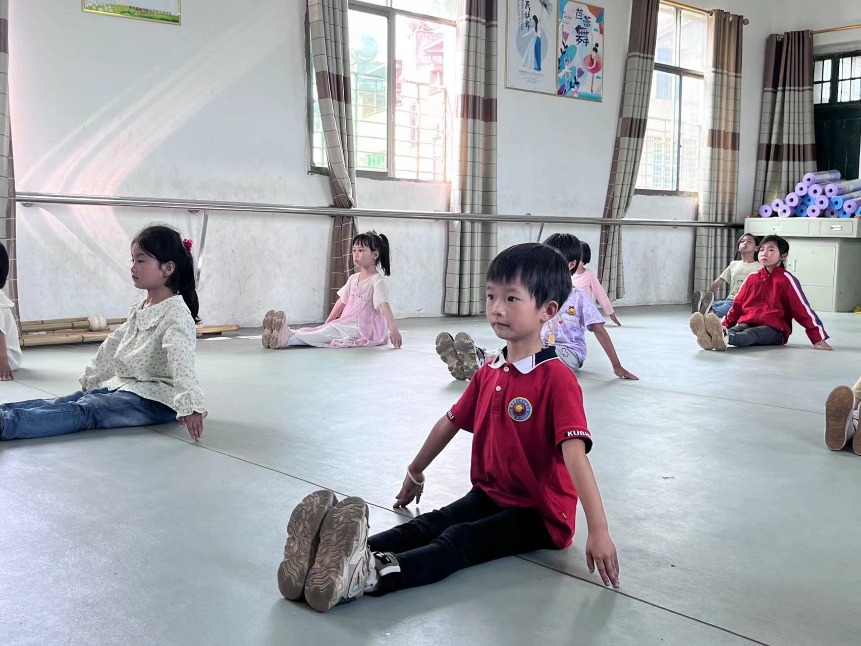 为了每一个孩子的美好童年 ——正规博彩网站专小学教育系赴衡南县硫市小学开展留守儿童结对帮扶活动