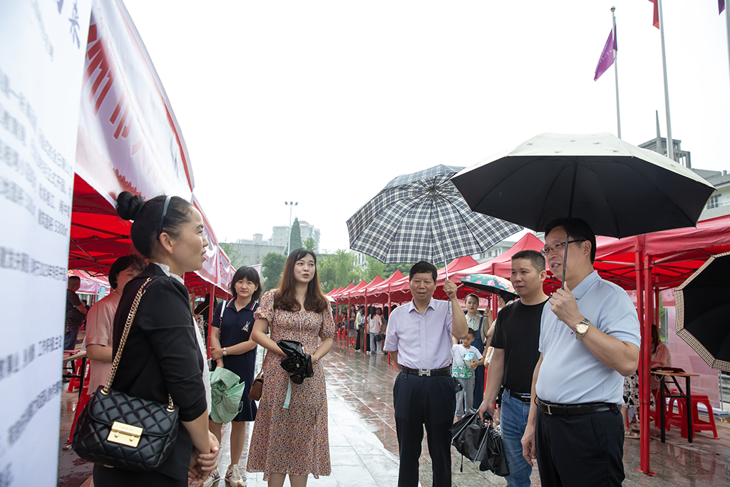 正规博彩网站专举办2023届毕业生第二场大型供需见面会