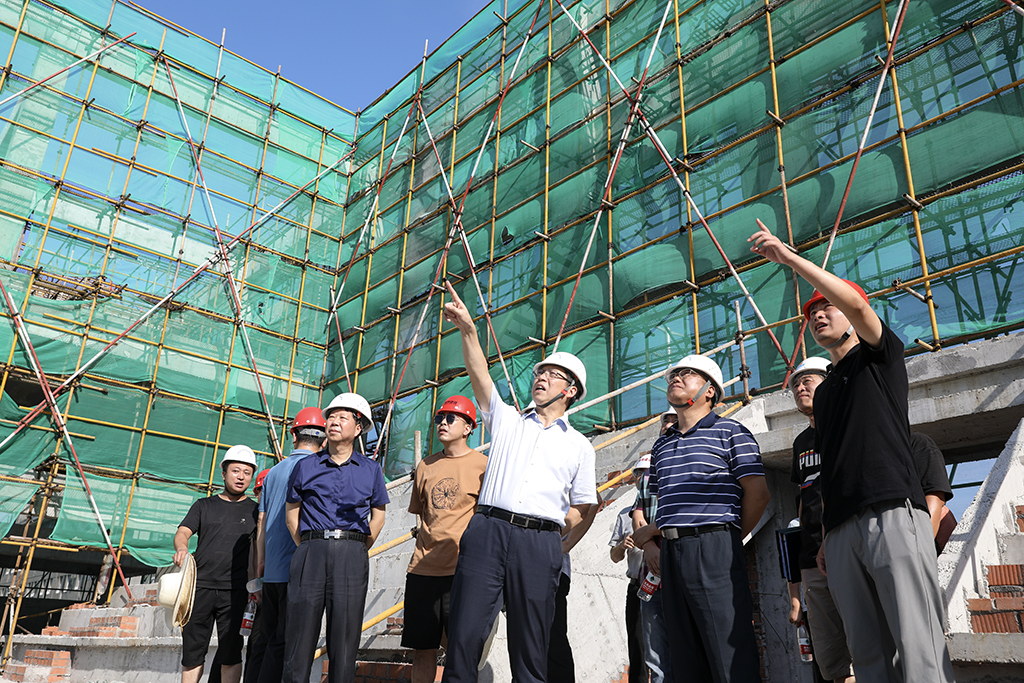 校领导深入学校基建项目施工现场检查指导工作